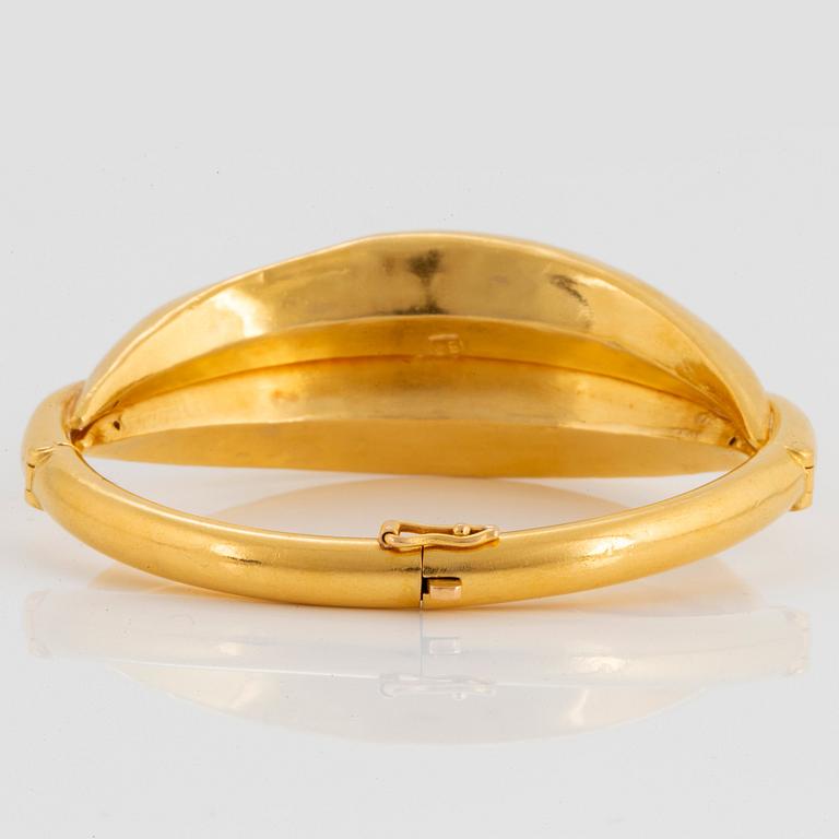 An Ilias Lalaounis bracelet in 22K gold.