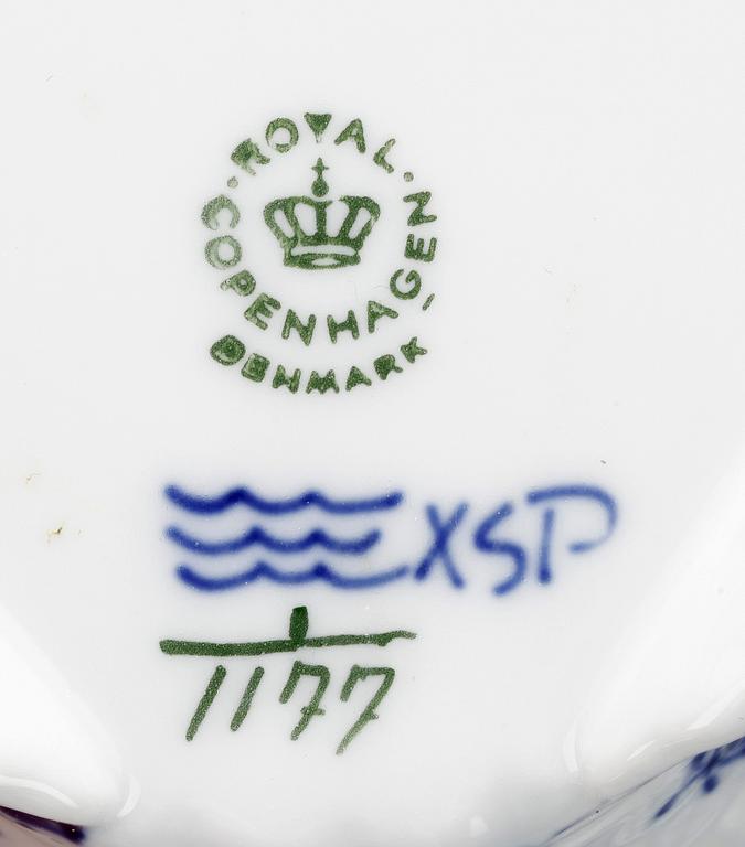 SERVISDELAR, 37 delar, porslin, "Musselmalet", Royal Copenhagen.