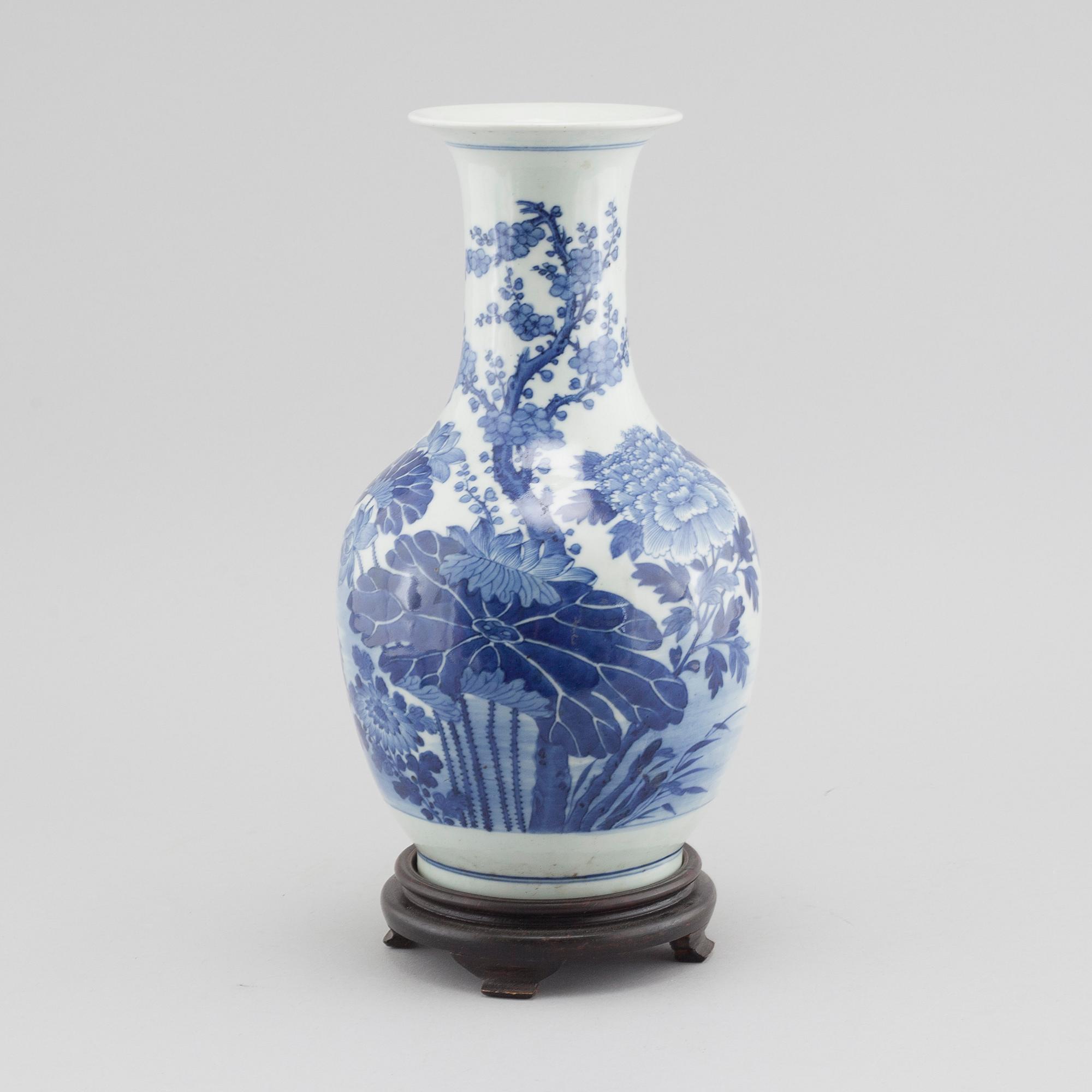 A porcelain vase from China, around the year 1900.