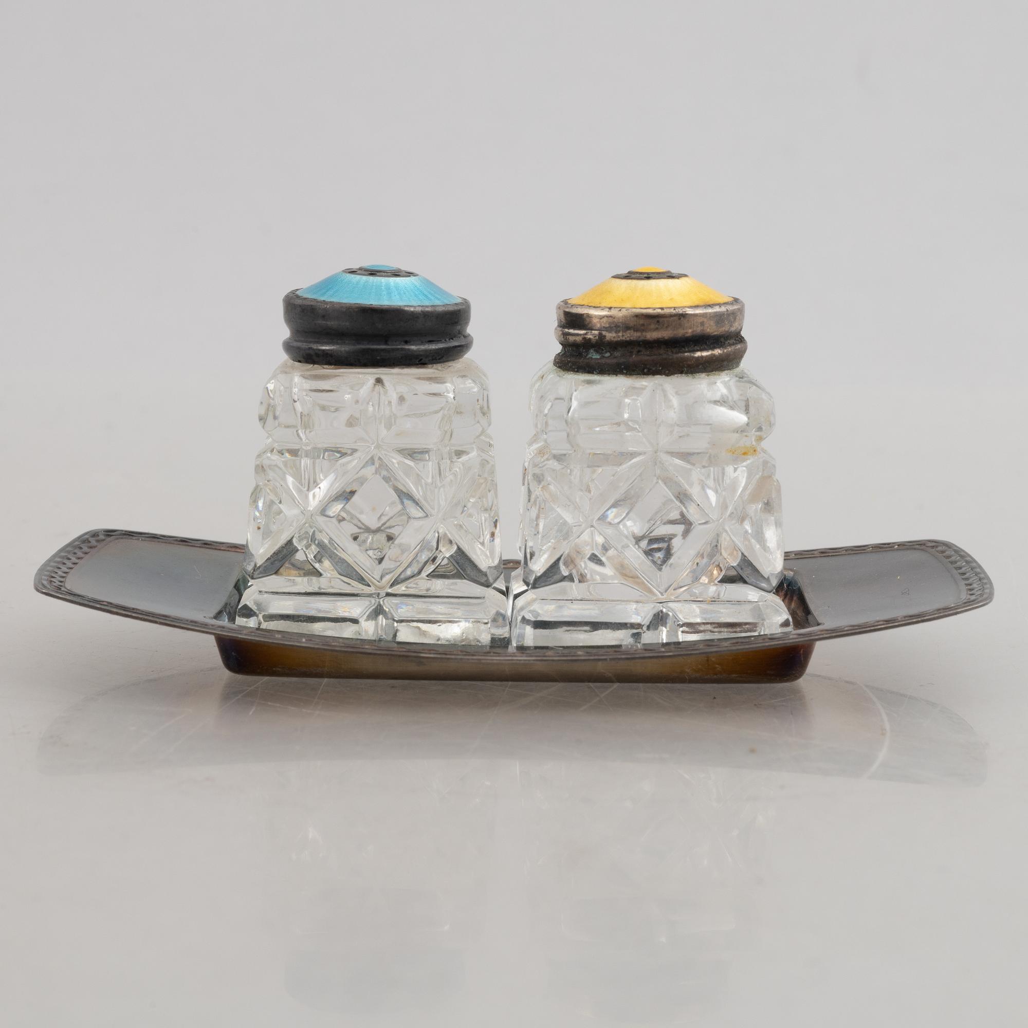 Salt- och pepparströare, 12 st, silver och glas, Norge, 1900-talets första hälft.