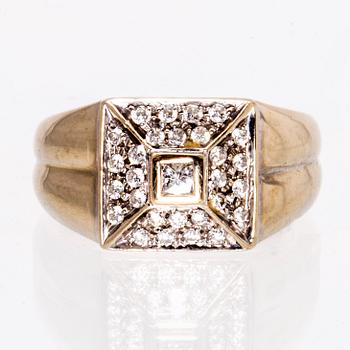 Ring 18K vitguld med 1 princesslipad diamant och briljanter ca 0,40 ct totalt, bredaste del ca 10 mm.
