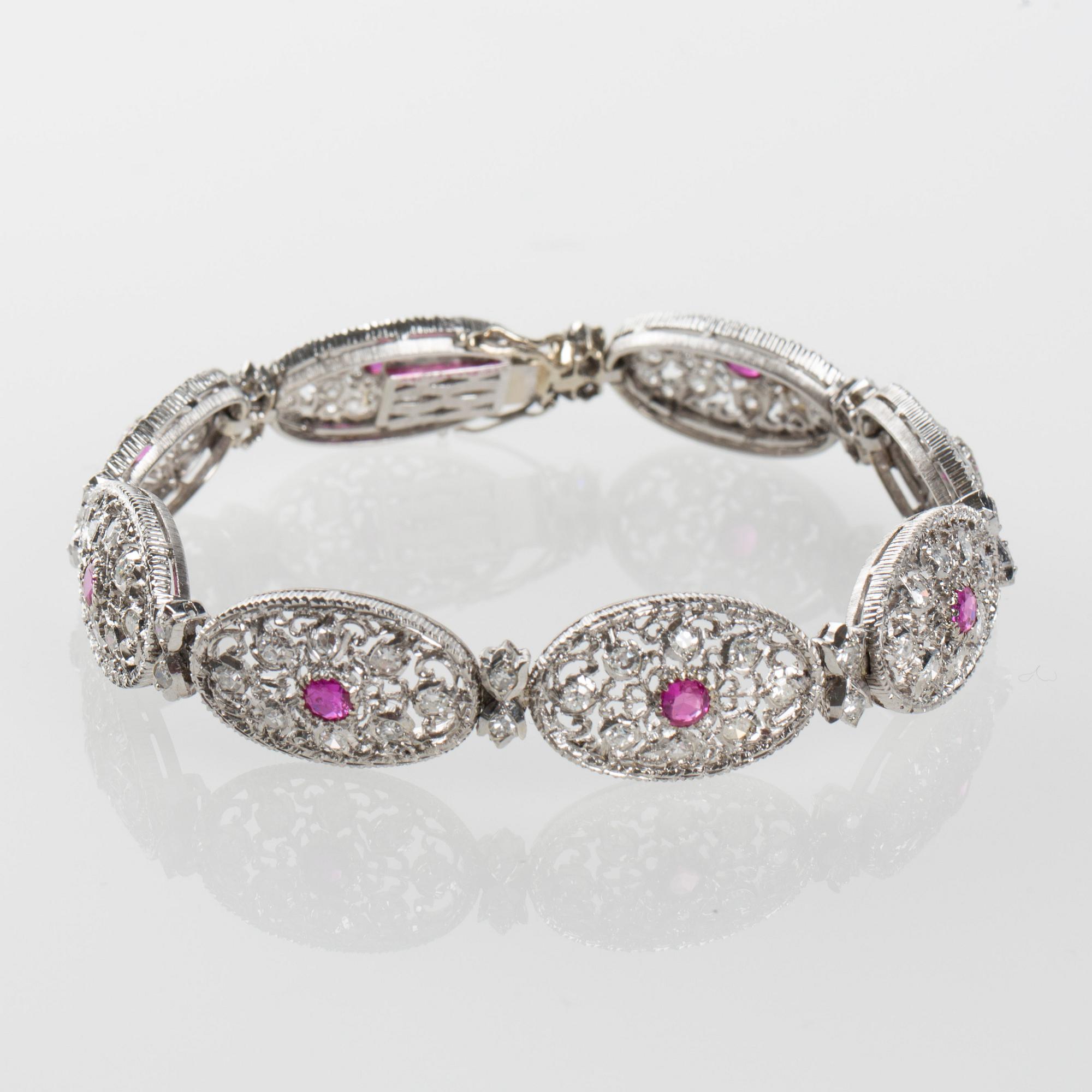 ARMBAND, Buccellati signerad, 18K vitguld med rubiner samt åttkantsslipade diamanter, (troligen Federico Buccellati).