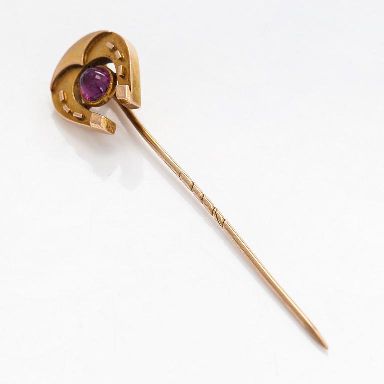 Tie pin, cabochon-cut amethyst, 14K gold.