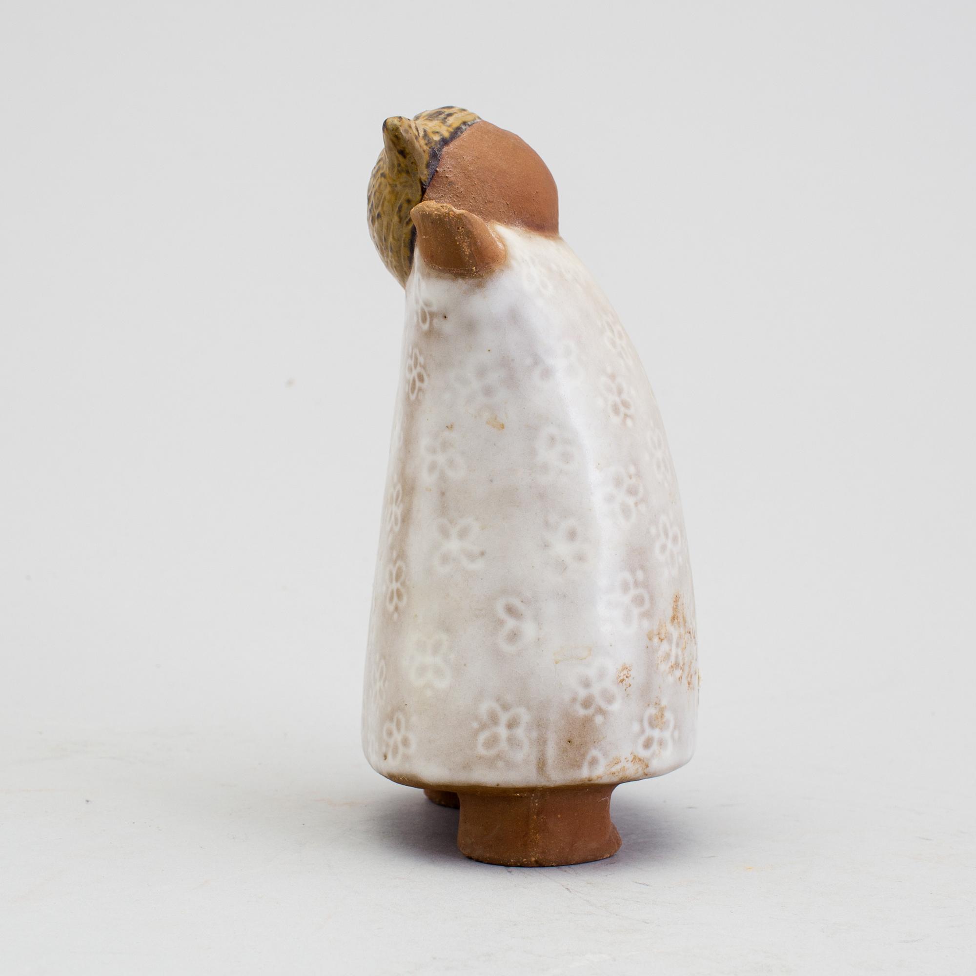 LISA LARSON, figurin i stengods, "Susanna", ur serien "Larsons ungar", Tillverkad på Gustavsberg 1962-1965.