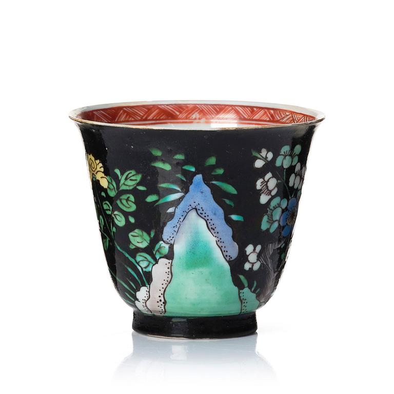 A famille noire cup, Qing dynasty, Kangxi (1662-1722).