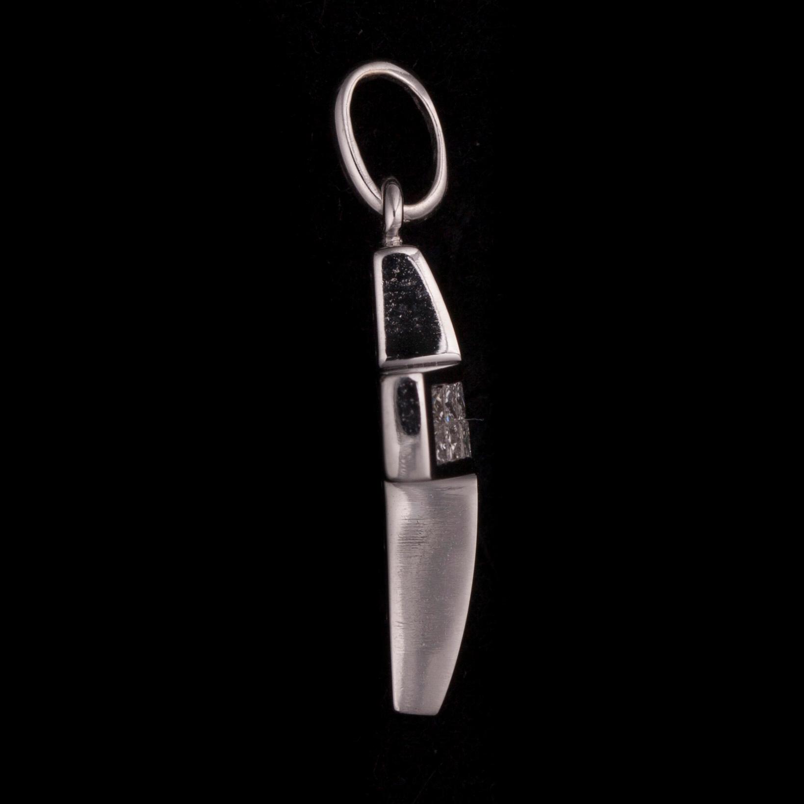 HÄNGE / KORS, 14K vitguld, diamanter, totalt ca 0,85 ct. Vikt 2,0 g.