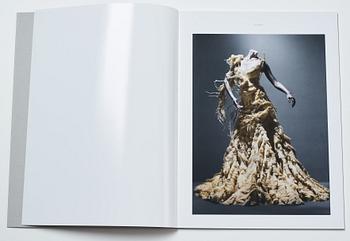 Sølve Søndsbø, bok Pictures from Savage Beauty signed.