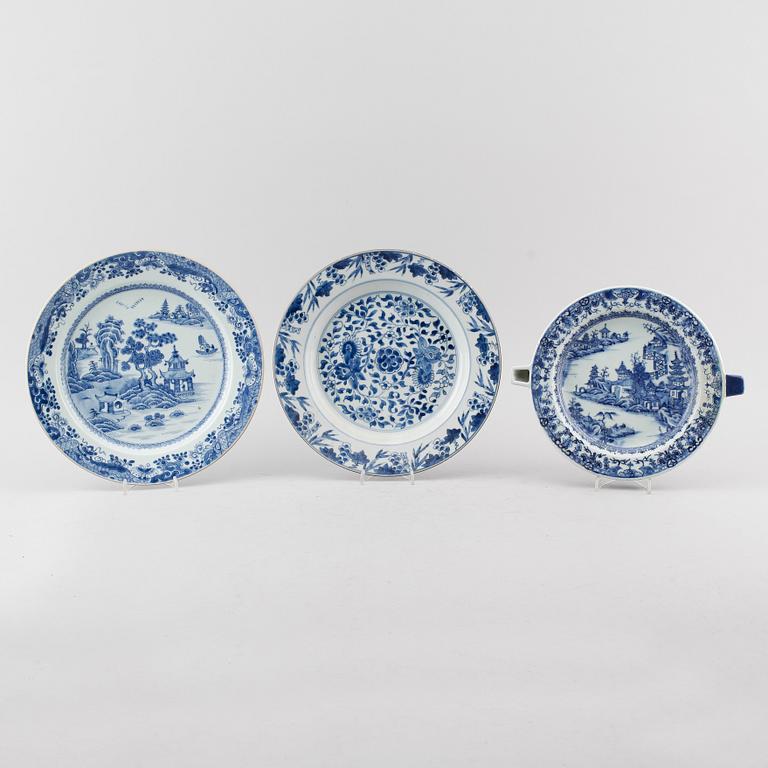 FAT, 2 st samt VÄRMEFAT, porslin, Kina, 1700-tal.
