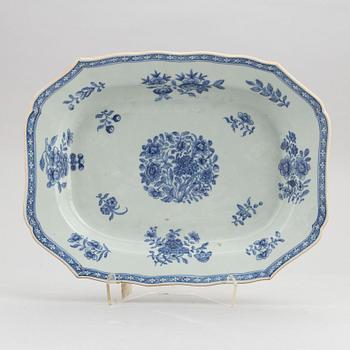 A Chinese blue and white terrine dish or tray, Qing dynasty, Qianlong (1736-1795).