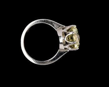 RING, ljusgul fasettslipad chrysoberyl.