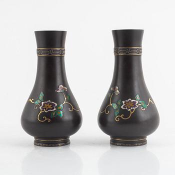 Vaser, ett par, brons med emaljdekor, 1900-talets första del.