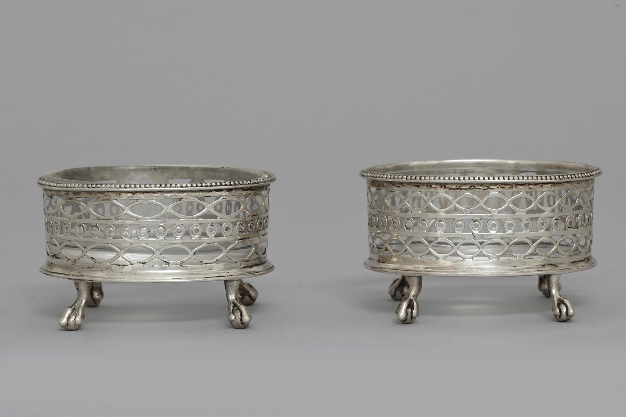 SALTKAR, ett par, silver och glas, otydl stplr, trol Stockholm 1786. Tot vikt exkl insats 95 g.