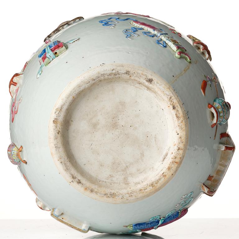 Praktvas, porslin. Qingdynastin, 1800-tal.