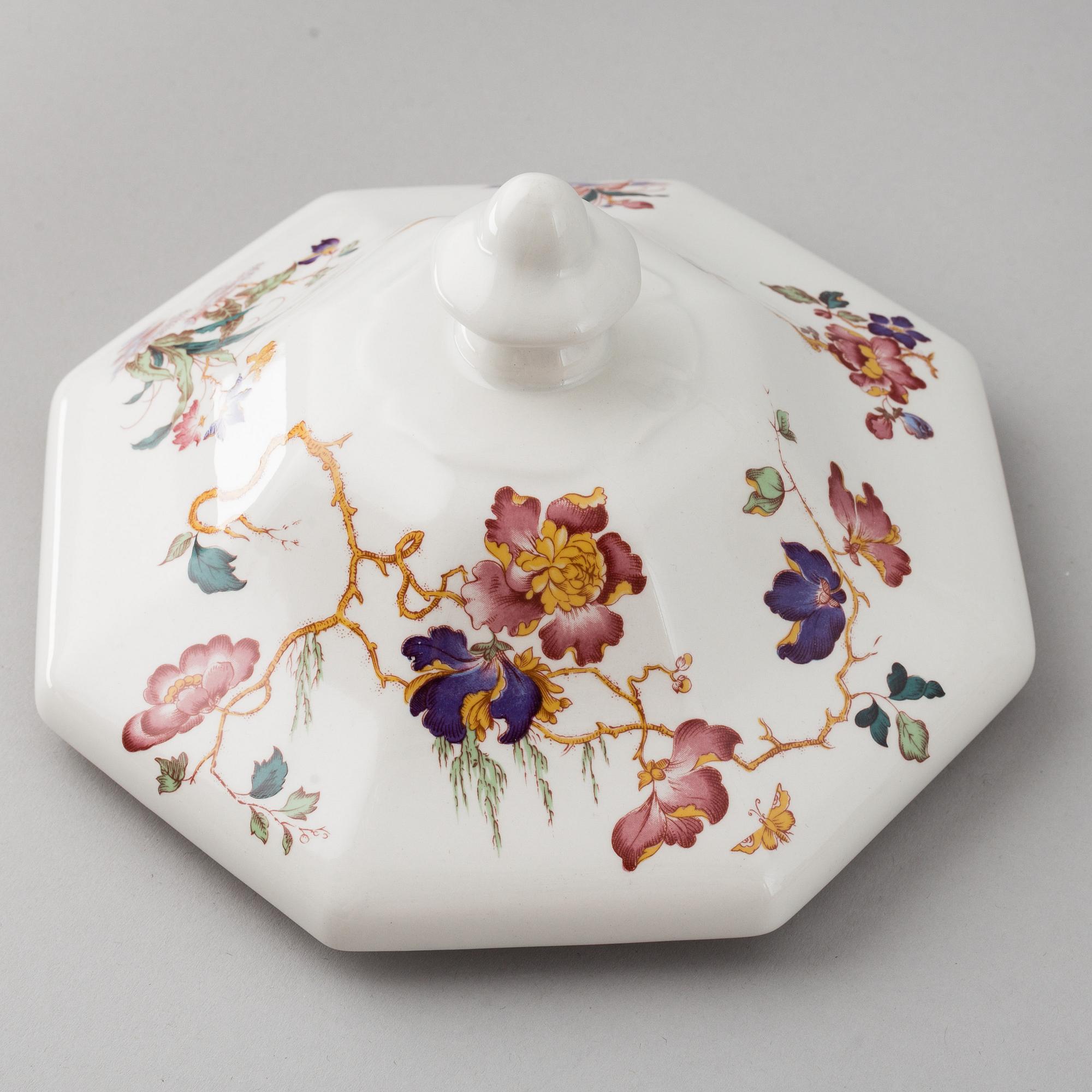 A part 'Devon Rose' dinner and coffee/teaservice, England, Wedgwood, designed 1971-1991 (68 pieces).