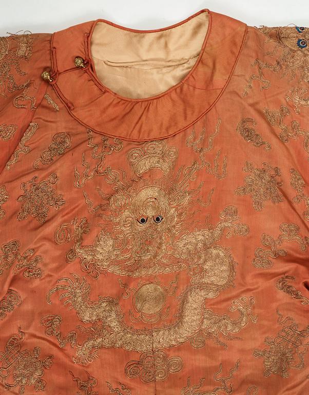 ROCK, broderat siden, höjd 131 cm, Kina sen Qingdynasti (1644-1912).