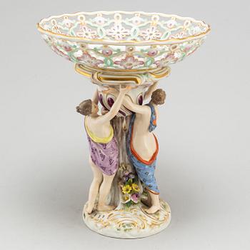A Meissen footed chesnut basket, circa 1900.