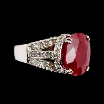 RING, 14 k vitguld, rubin ca 11.0 ct , diamanter tot ca 1.0 ct.
