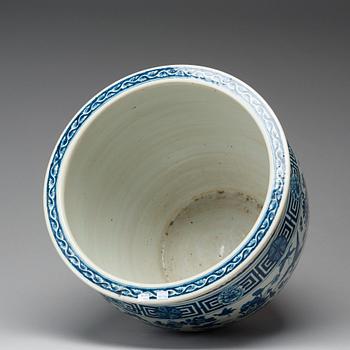 A large blue and white flower pot, late Qing dynasty, 18th Century.