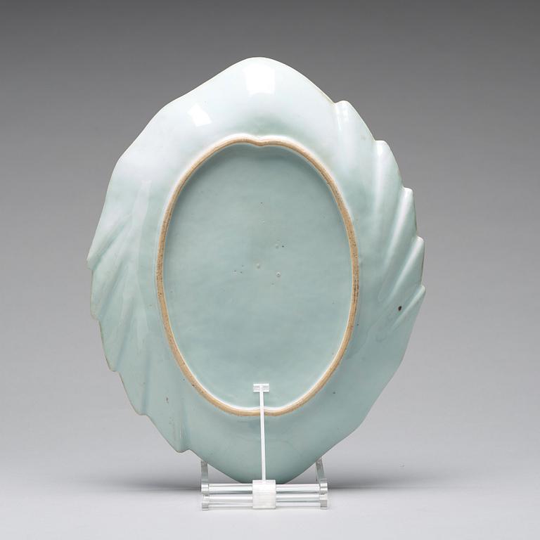 A blue and white leaf shaped serving dish, Qing dynasty, Qianlong (1736-95).