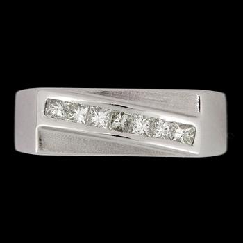 RING, 18k vitguld med prinsesslipade diamanter tot ca0,70ct, enl cert. Vikt 9,2g.