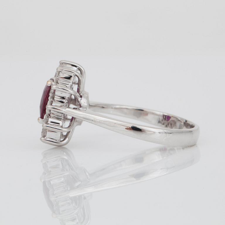 RING med rubin ca 2.00 ct, samt briljantslipade diamanter totalt ca 0.75 ct.