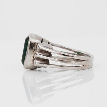 RING med grön turmalin ca 4.00 ct samt briljantslipade diamanter, totalt ca 0.30 ct.