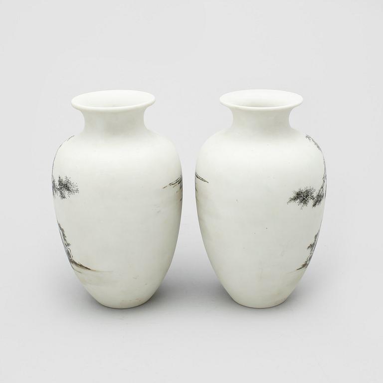 VASER, ett par, porslin, Kina, 1900/2000-tal.