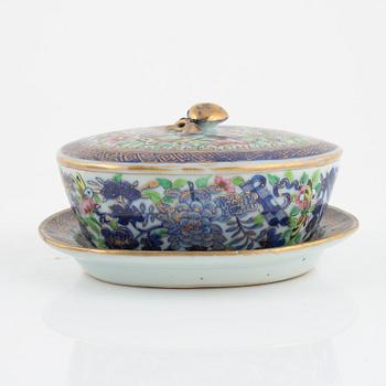 Smör terrin med lock och fat, porslin. Qingdynastin, 1700-tal.