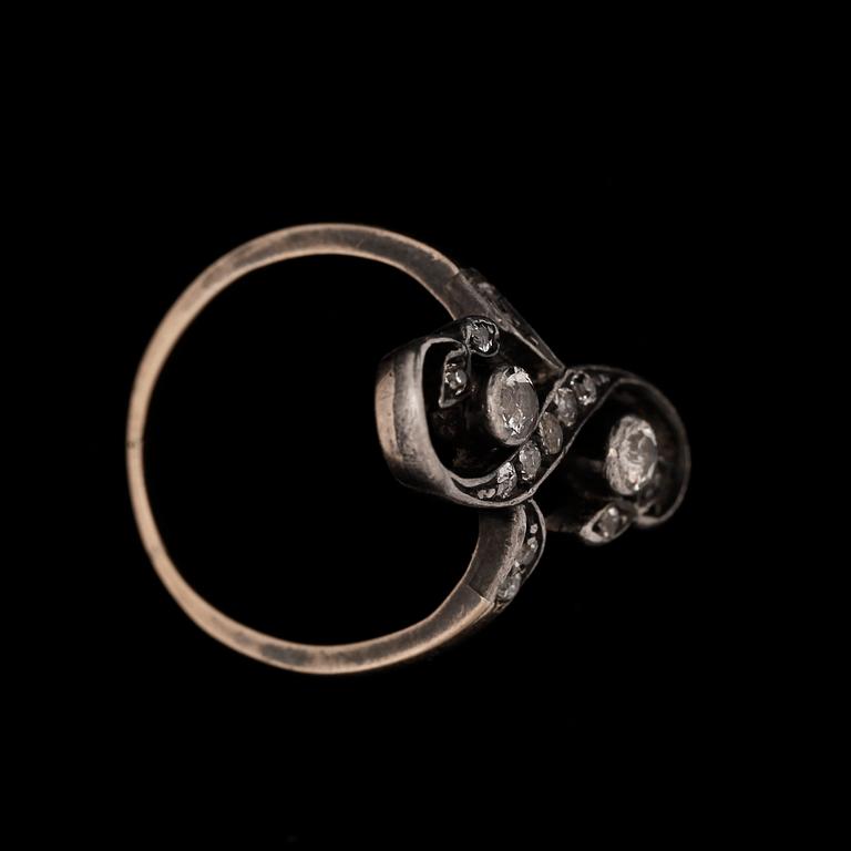 RING, 18k guld med antikslipade diamanter. Vikt ca 4,4 gram.
