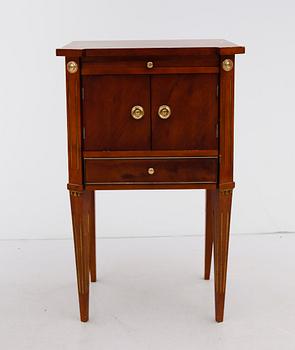 POTTSKÅP, gustaviansk stil, 1900-talets första hälft.