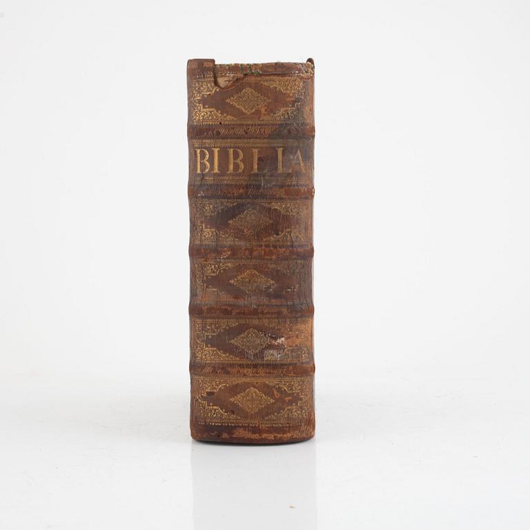 Bibel, 1728 med dekorativt samtida skinnband.