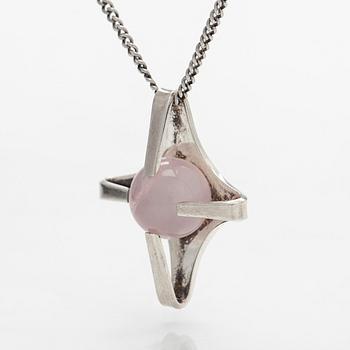 Elis Kauppi, a silver pendant with rose quartz, Kupittaan Kulta, Turku 1966 with a sterling silver chain.