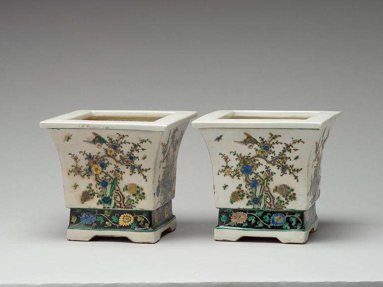 Two famille verte flower pots, late Qing dynasty, circa 1900.