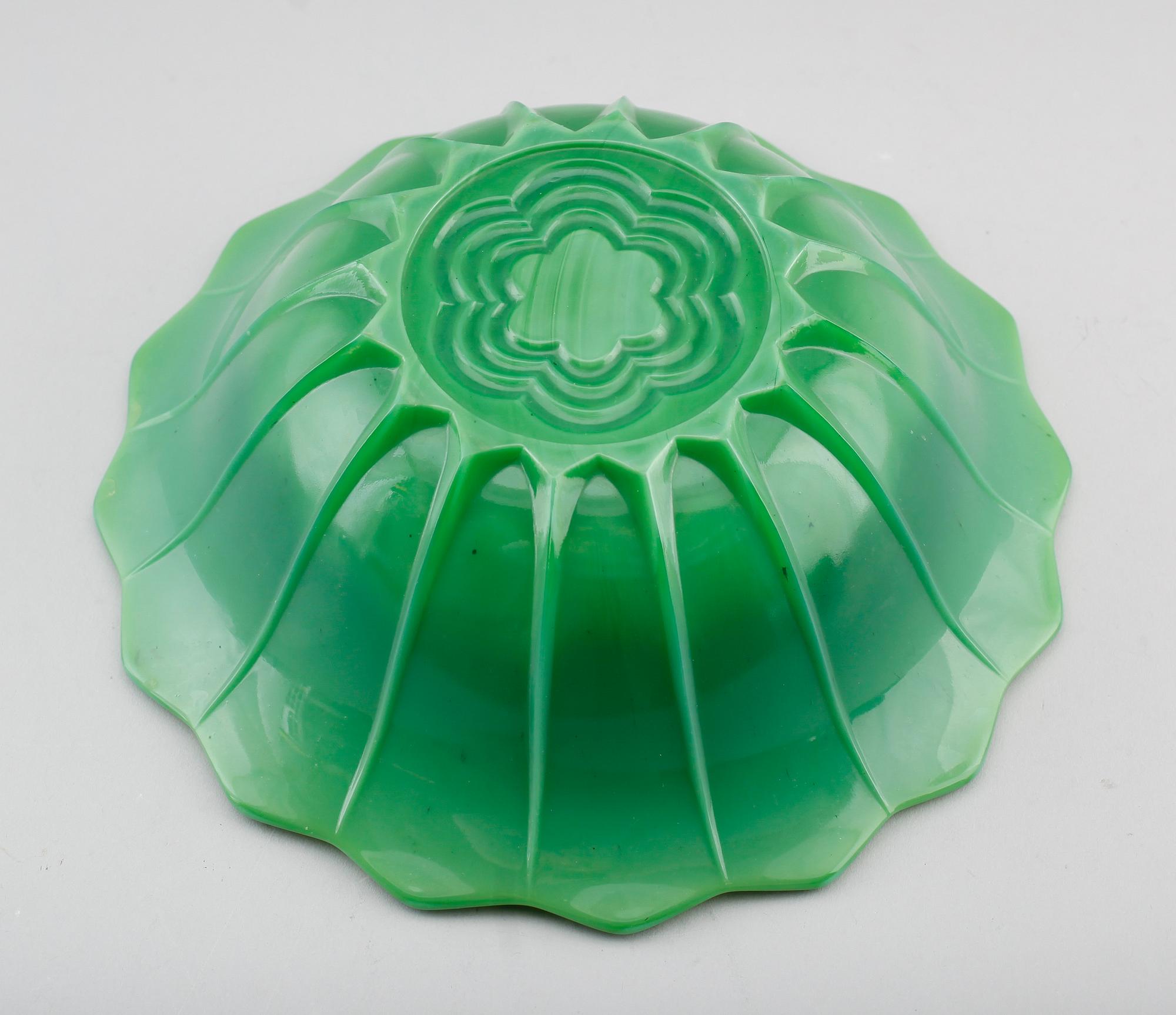 SKÅL, grönt glas, s k Pekingglas, 1900-tal.