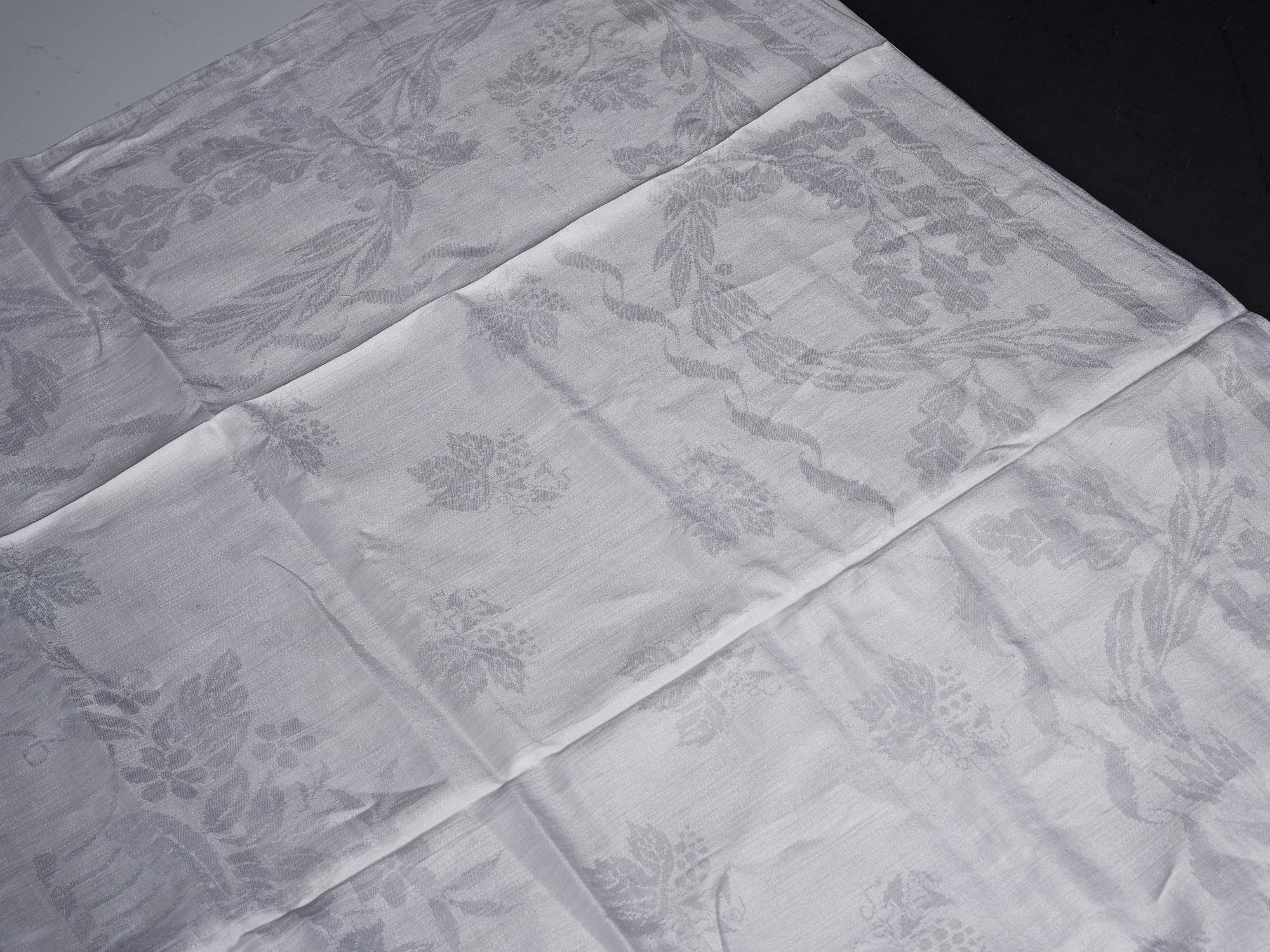 Teduk, linnedamast, "Lilla blomsterkorgen", ca 143,5 x 144 cm.