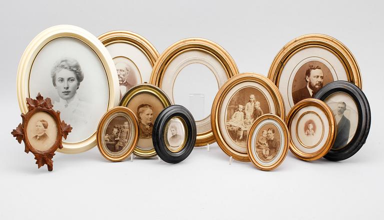 SAMLING RAMAR, 12 st, trä, plas samt mässing, 1900-tal.