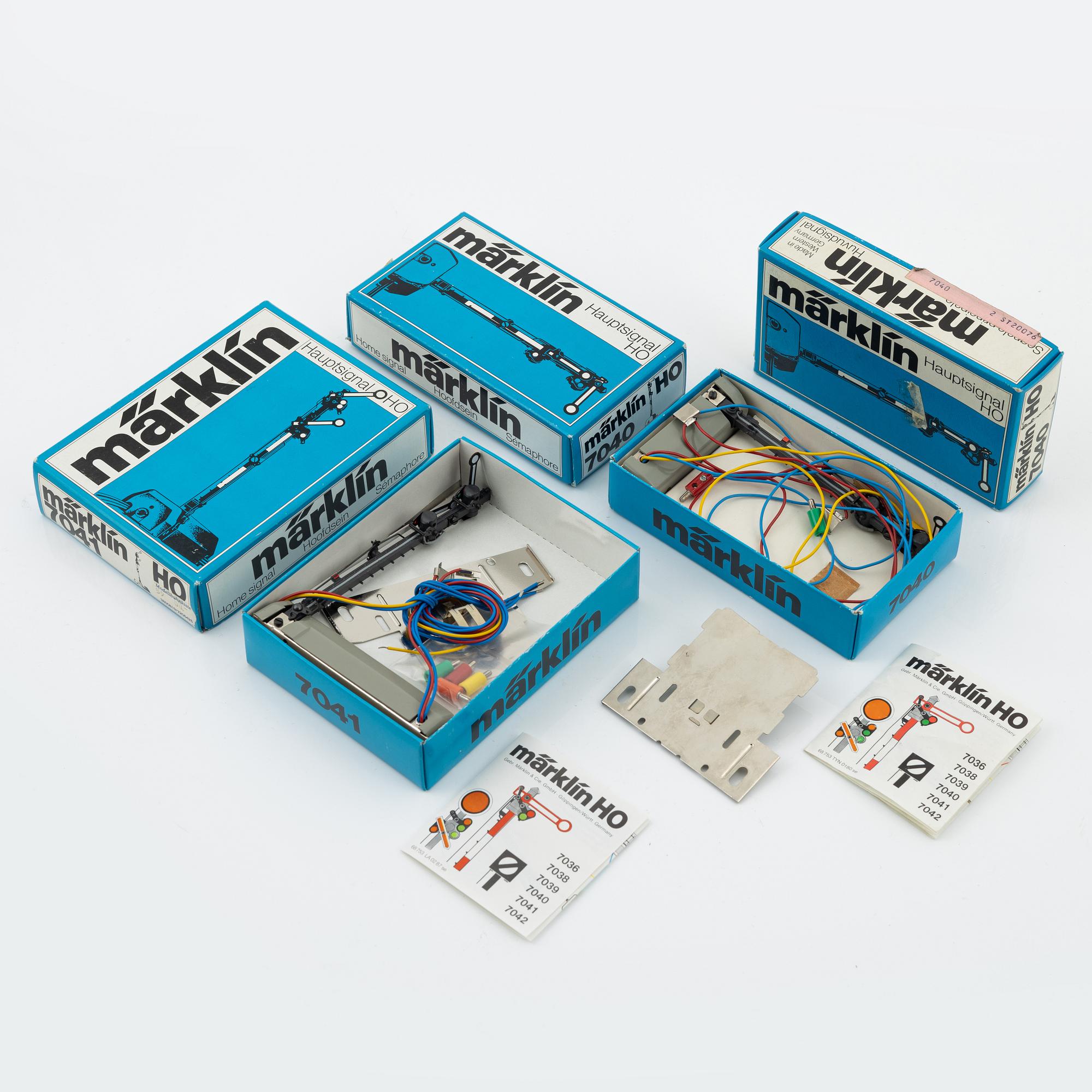 Märklin, övergångar 8 st mm rälstillbehör, spår H0, mestadels i kartonger.