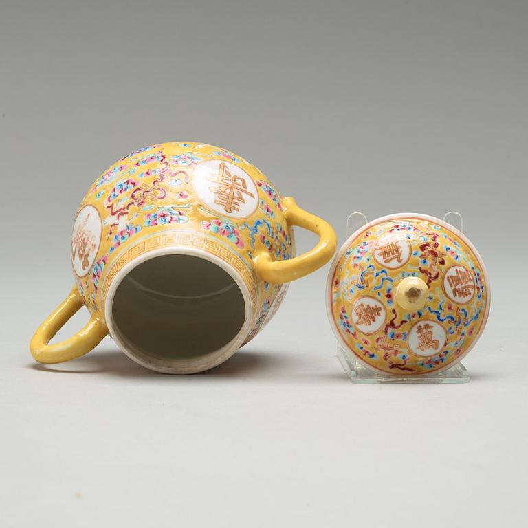 KAFFE/TESERVIS, 10 delar, porslin. Kina, Republik, tidigt 1900-tal, med Guangxus sex karaktärsmärke.