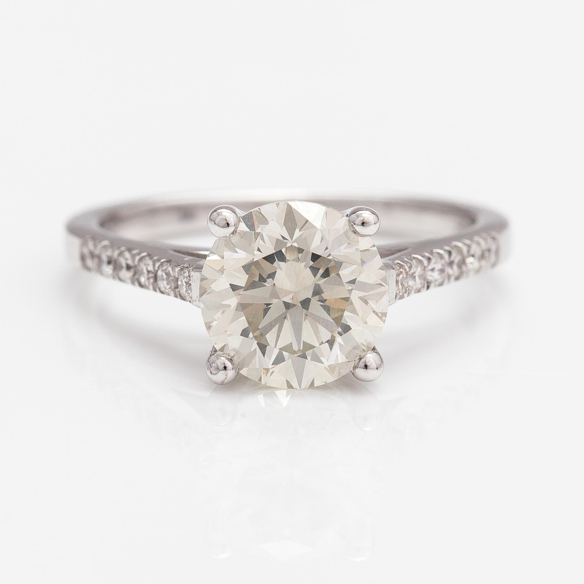 A 14K white gold ring with diamonds ca. 2.23 ct in total. AIG-certificate.