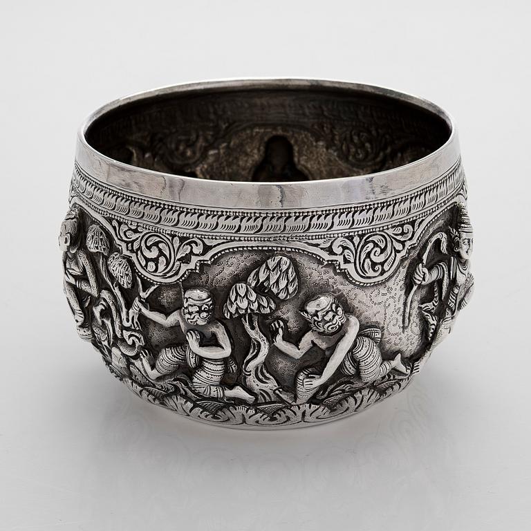 A silver bowl, Tillander import marks, 1983, and a silver snuff bottle.