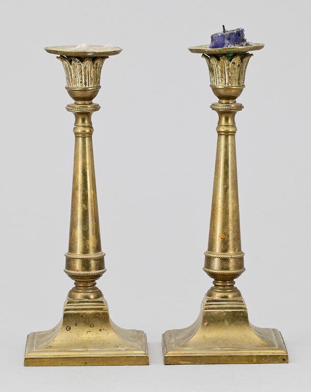 LJUSSTAKAR, ett par, brons, empirestil, omkring 1900.