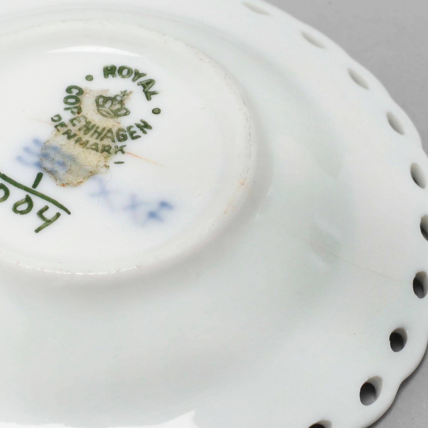 A set 38 pieces of Royal Copenhagen porcelain named "Musselmalet".