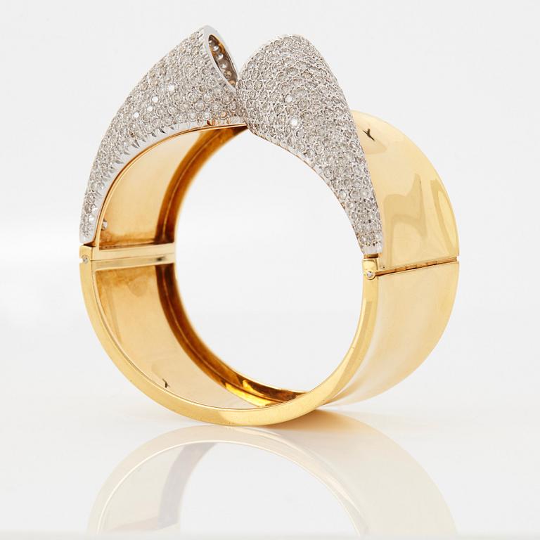 Armring 18K guld med runda briljantslipade diamanter.