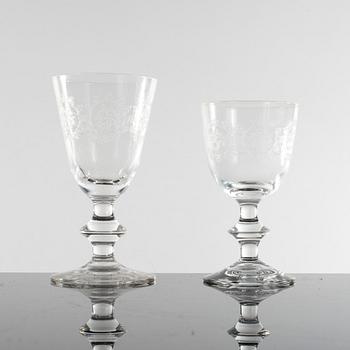 GLASSERVISDELAR, 84 delar, glas, "Elon" Edvin Ollers Kosta, pantografierad, 1900-tal.