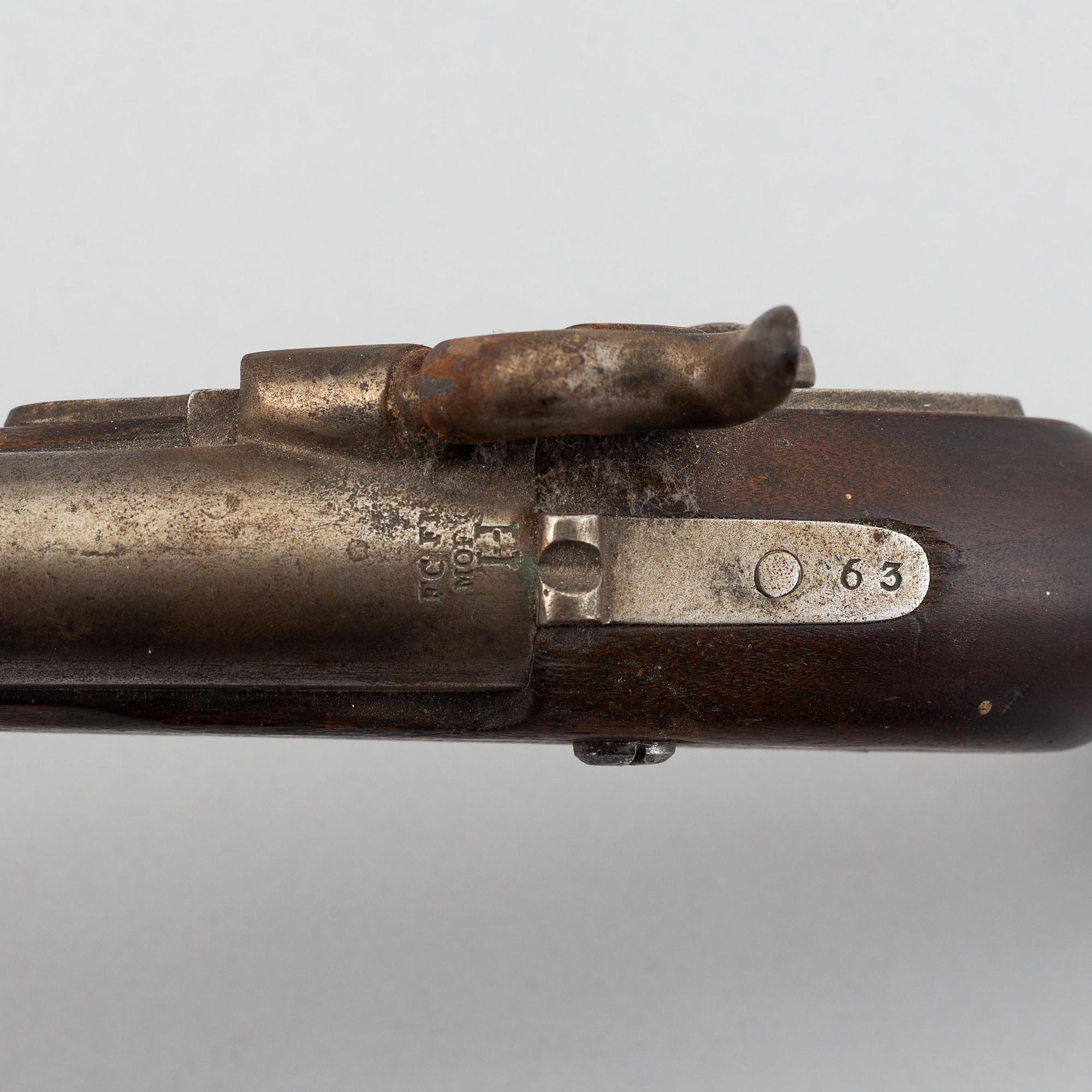 Slaglåspistol, svensk, m/1852 för postiljon, samt en dubbelpipig slaglåspistol.