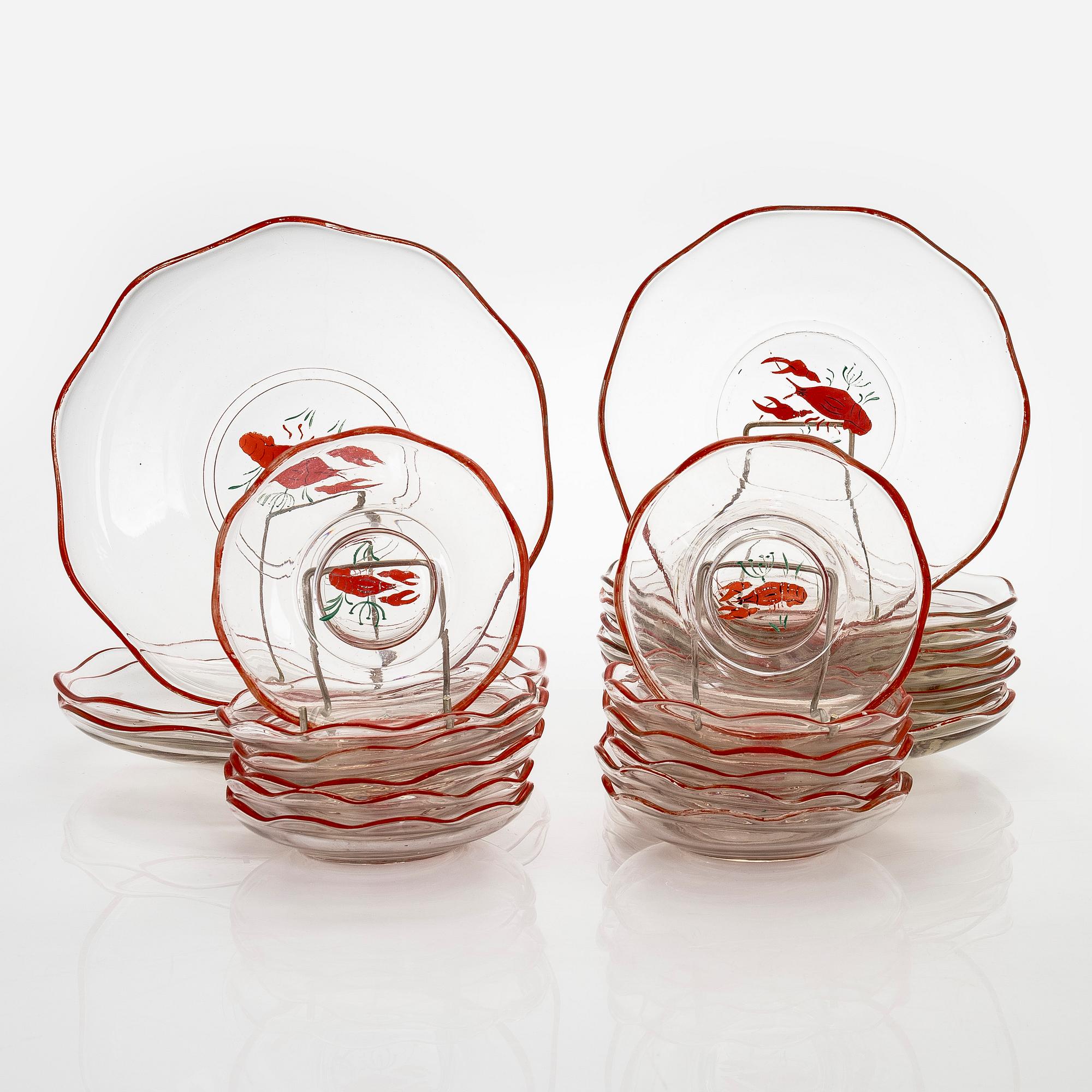 Lautasia, 23 kpl, lasia, rapukoristelu, Helsingin Purjehdusseuran HSS ravintolasta, 1930-40-luku.