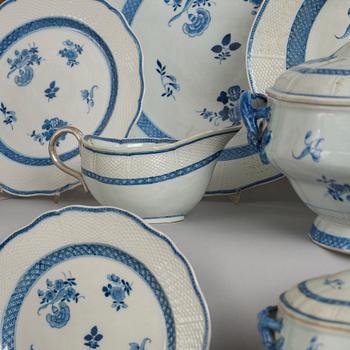 A blue and white dinner service, Qing dynasty, Qianlong (1736-95).(168 pieces) (152 pieces).