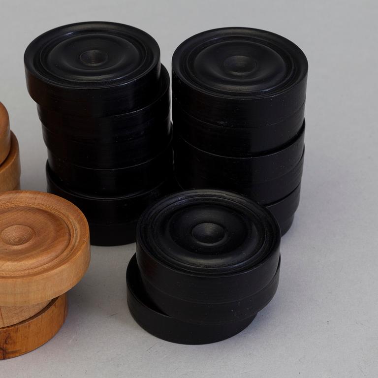 A SET OF 30 CHIPS FOR BACKGAMMON, 19th/20th century.