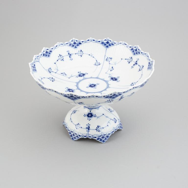 Royal Copenhagen, a porcelaine bowl, Musselmalet, number 1/634.