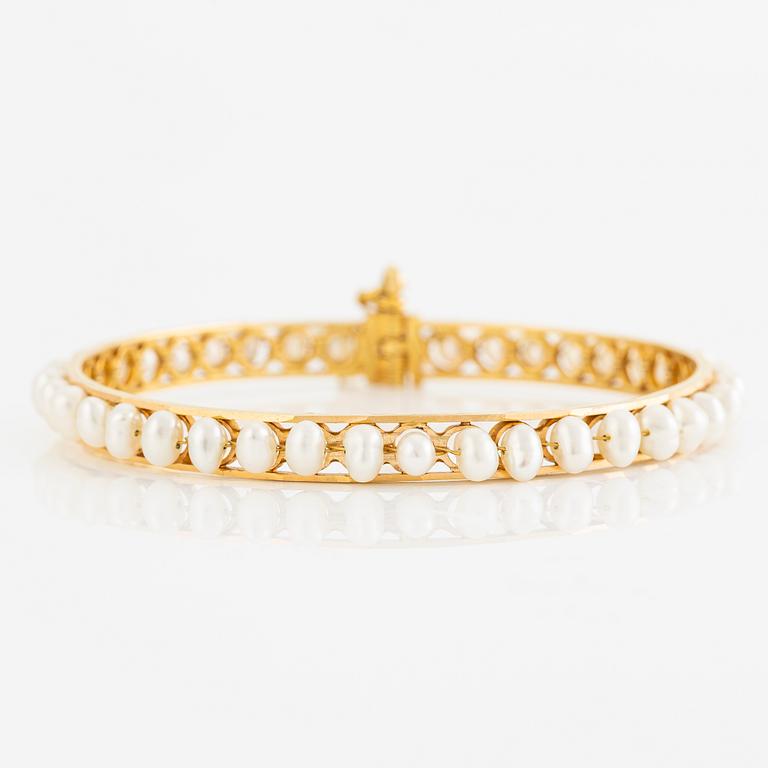 Arm ring, 18K gold with pearls.